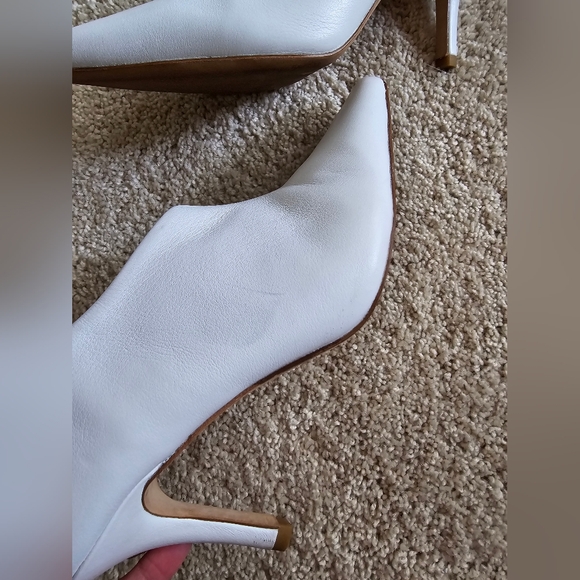 Raye women's white leather heels pointed toe low booties side zip sz 7 - Picture 11 of 13